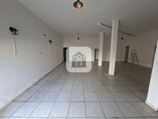 Cômodo comercial para venda no bairro Saraiva