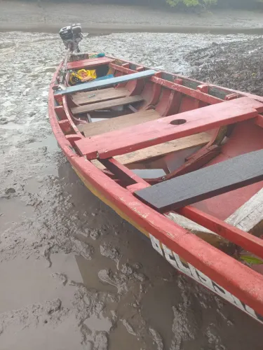 Vendo Canoa rabeta com motor.