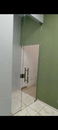 Porta e divisória em vidro