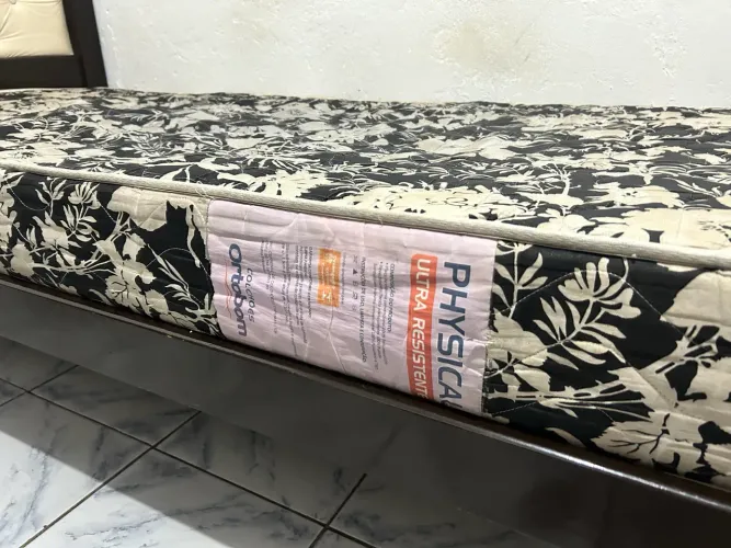 Cama de Solteiro em Madeira com Cabeceira Estofada + Colchão - Excelente Estado