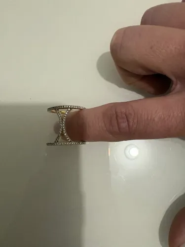 Anel Dourado Vazado com Zircônia