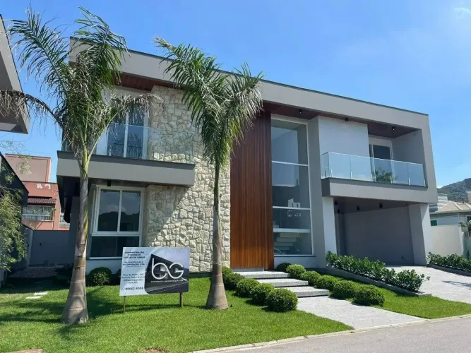 Linda casa em condominio no Pedra Branca em Palhoça.