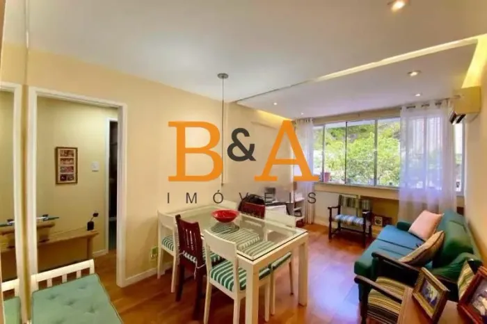 Apartamento muito claro, arejado e totalmente reformado, com excelente aproveitamento de e