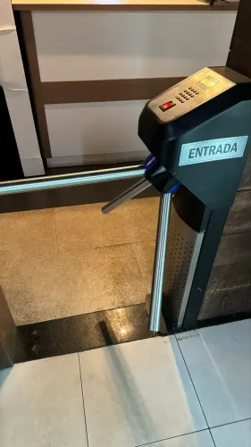 Vende-se 2 catracas, e um leitor facial confiáveis e seguras para seu estabelecimento!