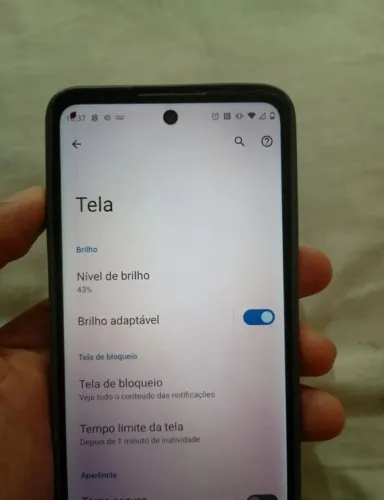 Moto G60 128gb com um pontinho vermelho na tela.