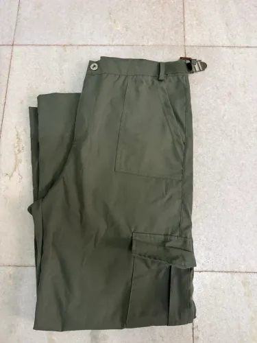 Calça M com ajuste de cintura