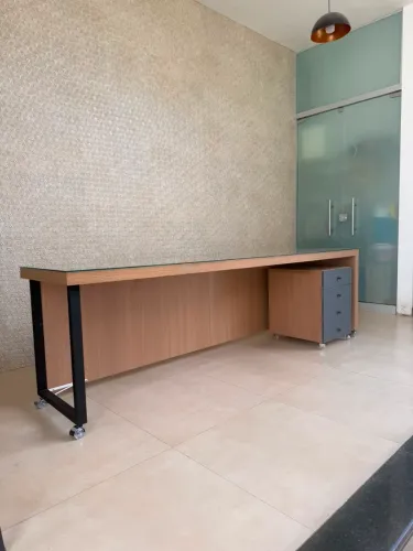 Mesa de Escritório em Madeira com Gaveteiro Móvel - Excelente Estado