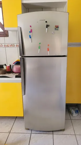 Geladeira 420 litros funcionando perfeitamente bem, nunca teve conserto.