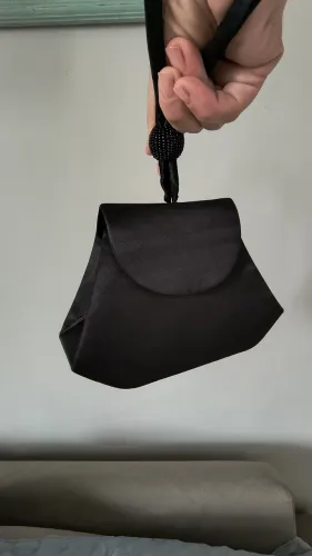 Bolsa de Festa Preta em Cetim / Clutch de Mão com Alça Extra