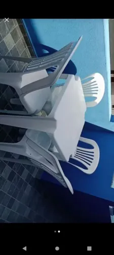 Mesa de plástico com 4 cadeiras