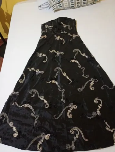 Vestido social longo ,na cor preta com detalhes de rosa .
