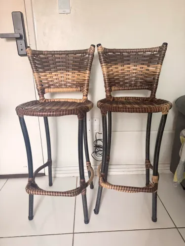 Duas banquetas altas de fibra