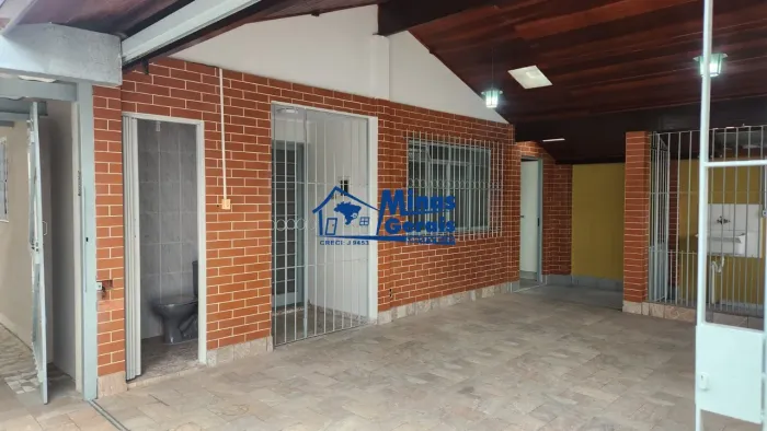 Casa para Locação no Jardim Satélite - 3 Dormitórios, Quintal Amplo e Garagem Coberta