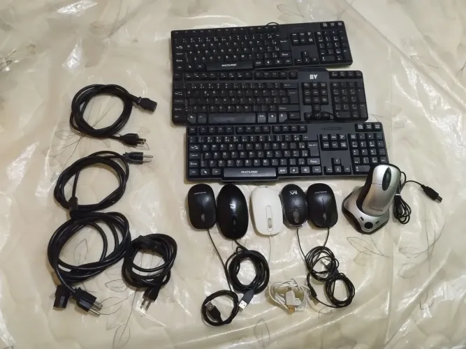 LOTE DE TECLADOS, MOUSES E CABOS DE FORÇA. 