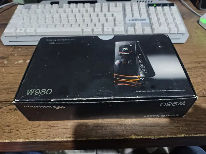 Sony Ericsson W980i (para colecionador)
