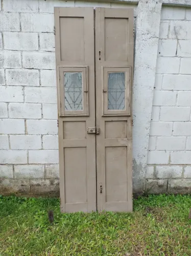 PORTA ANTIGA. DUAS FOLHAS. RUSTICA. MADEIRA DE LEI.