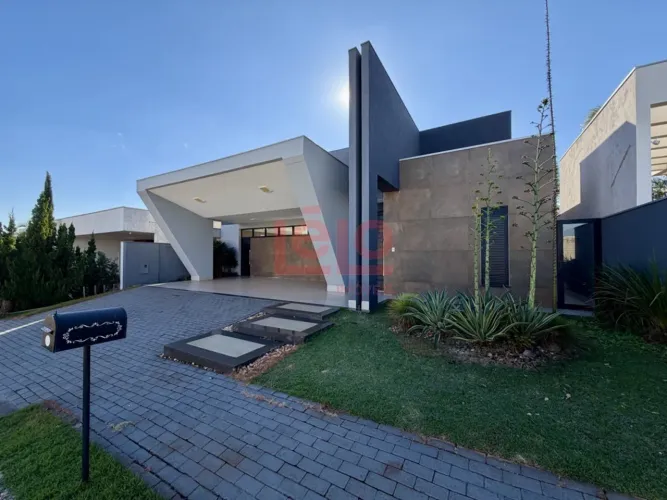 Casa para alugar no Ecogarden Residence em Maringá  Alto padrão com 4 suítes e 233m²