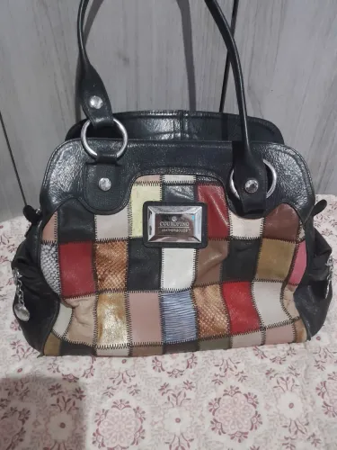 Vende uma bolsa da marca couro fino em boas condições de uso no valor de 100,00