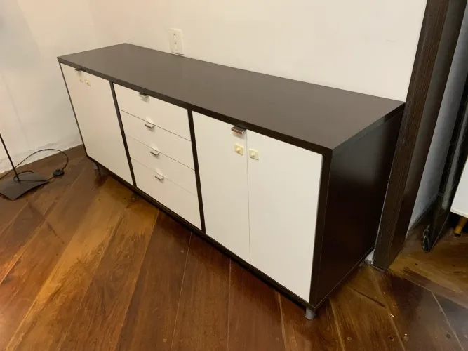 Buffet branco e madeira escura 2 portas e 4 gavetas Etna