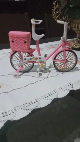 Antiga bicicleta da Barbie funcionando