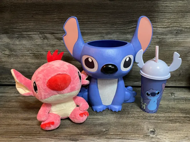 Kit Stitch: Pelucia , Balde de Pipoca e Copo Temático
