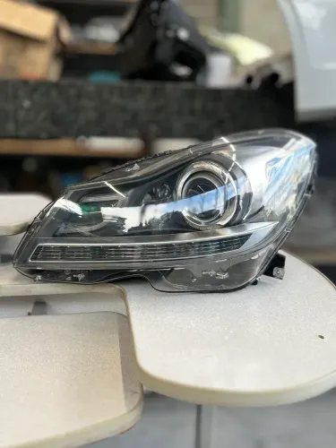 Farol direito Mercedes-Benz C200 2012 com LED original