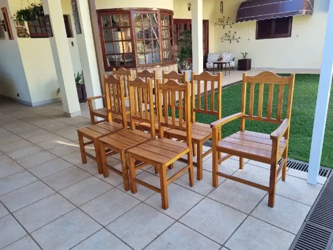 CONJUNTO DE CADEIRAS E POLTRONAS EM MADEIRA MACIÇA