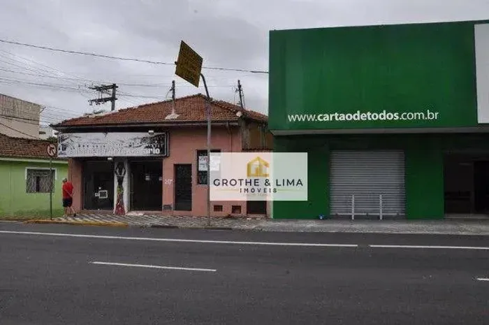 À venda 5 casas e 1 ponto comercial no Centro de Jacareí SP