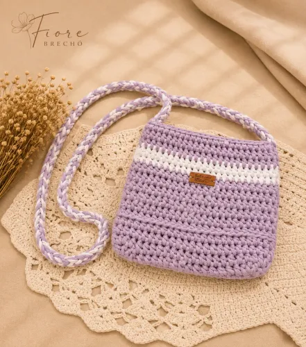 Bolsa de crochê lilás e branca