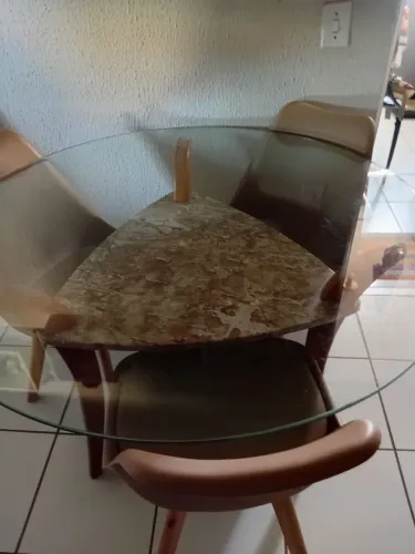 Mesa de madeira vidro Novo troco em uma Quadrada.