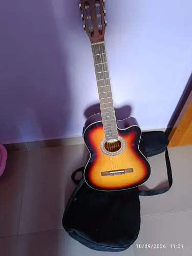 Violão de nylon elétrico