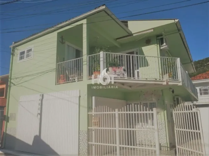 duas casas dispondo de 2 quartos, sala de estar, cozinha, área de serviço, BWC social e du