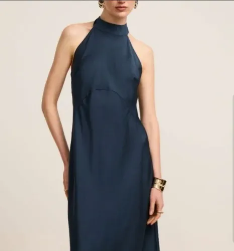 Vestido longo em cetim e detalhe elegante nas costas