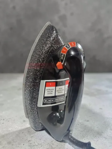 Ferro de passar Black & Decker detalhes em Preto 