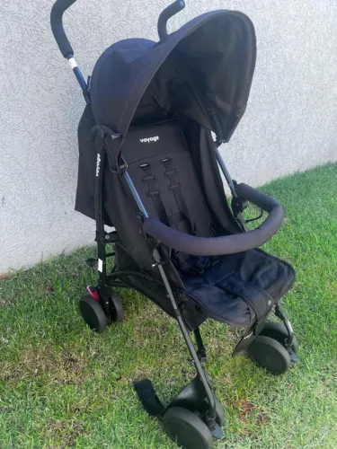 Carrinho de bebê estilo guarda-chuva. Marca/Modelo: Voyage Park. Cor preta