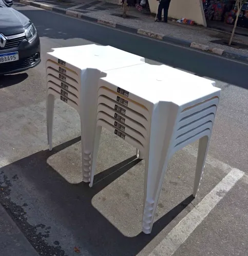 MESA DE PLATICO DA MARCA MOR ?