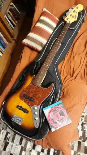 Contrabaixo Squier Jazz Bass