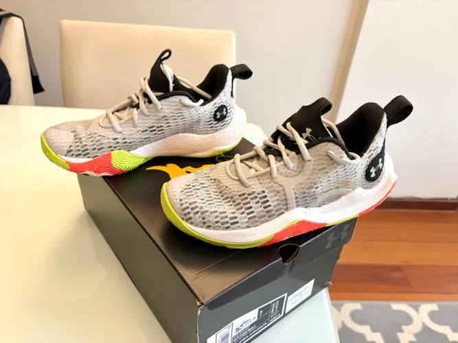 Vendo tênis Under Armour N° 35, usado pouquíssimas vezes e em ótimo estado de conservação.