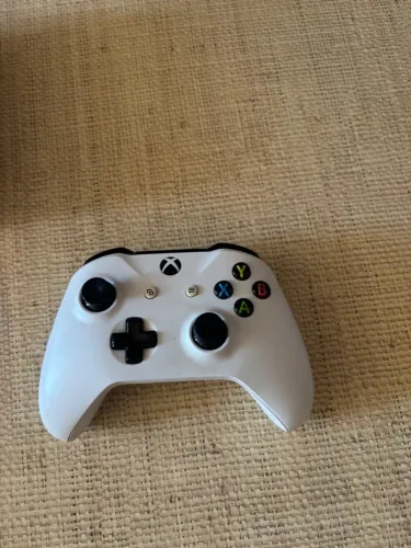 xbox serie s em excelente estado com um controle e cabos inclusos 