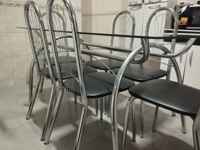 Mesa de vidro com 6 cadeiras