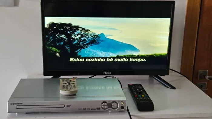 TV/Monitor Philco 20 polegadas e DVD Gradiente usado ambos com controle remoto originais.