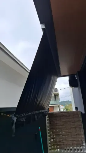 Toldo retrátil preto 2,60 x 1,50