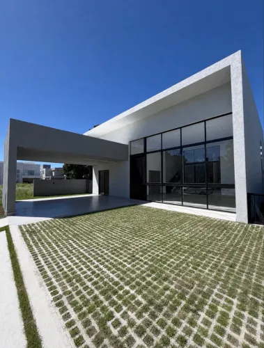 CASA NOVA NO LITORAL SUL