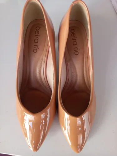 Vendo lindo par de sapatos feminino Scapin bico fino acabamento envernizado nr 38