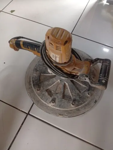 Máquina de desempenar parede