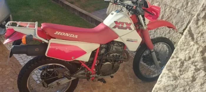 RARIDADE - Vendo minha XLX 350 - 3º dono muito conservada, com manual, NF e chave reserva