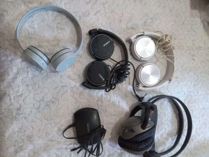 4 fones de ouvido (headphones) das marcas Sony e Philips,  LEIA O ANÚNCIO 