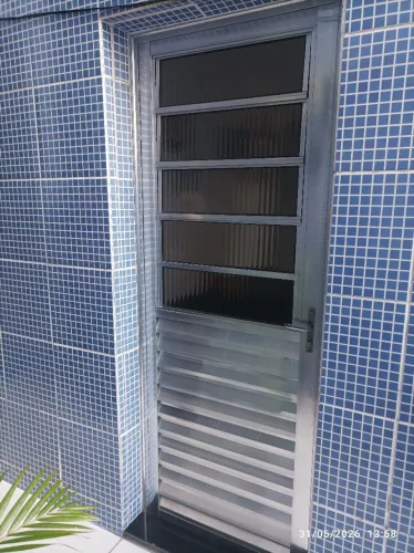 Porta de alumínio e janela de alumínio, a porta é 180cm e a janela é 120 cm.