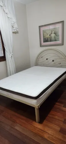 Cama de ferro moderna com excelente colchão  ortopédico