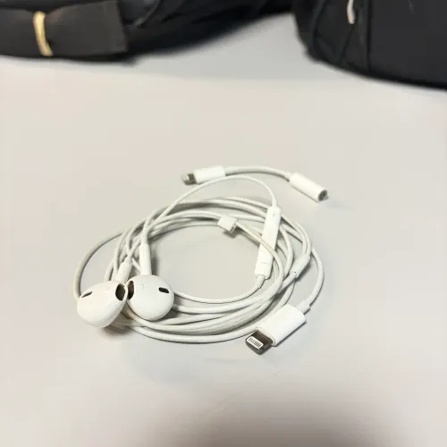Fone e adaptador p2 para Lightning Apple 